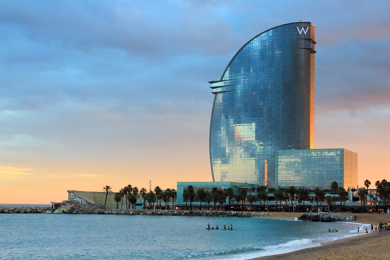 Los 10 Lugares Imprescindibles que No Te Puedes Perder en Barcelona