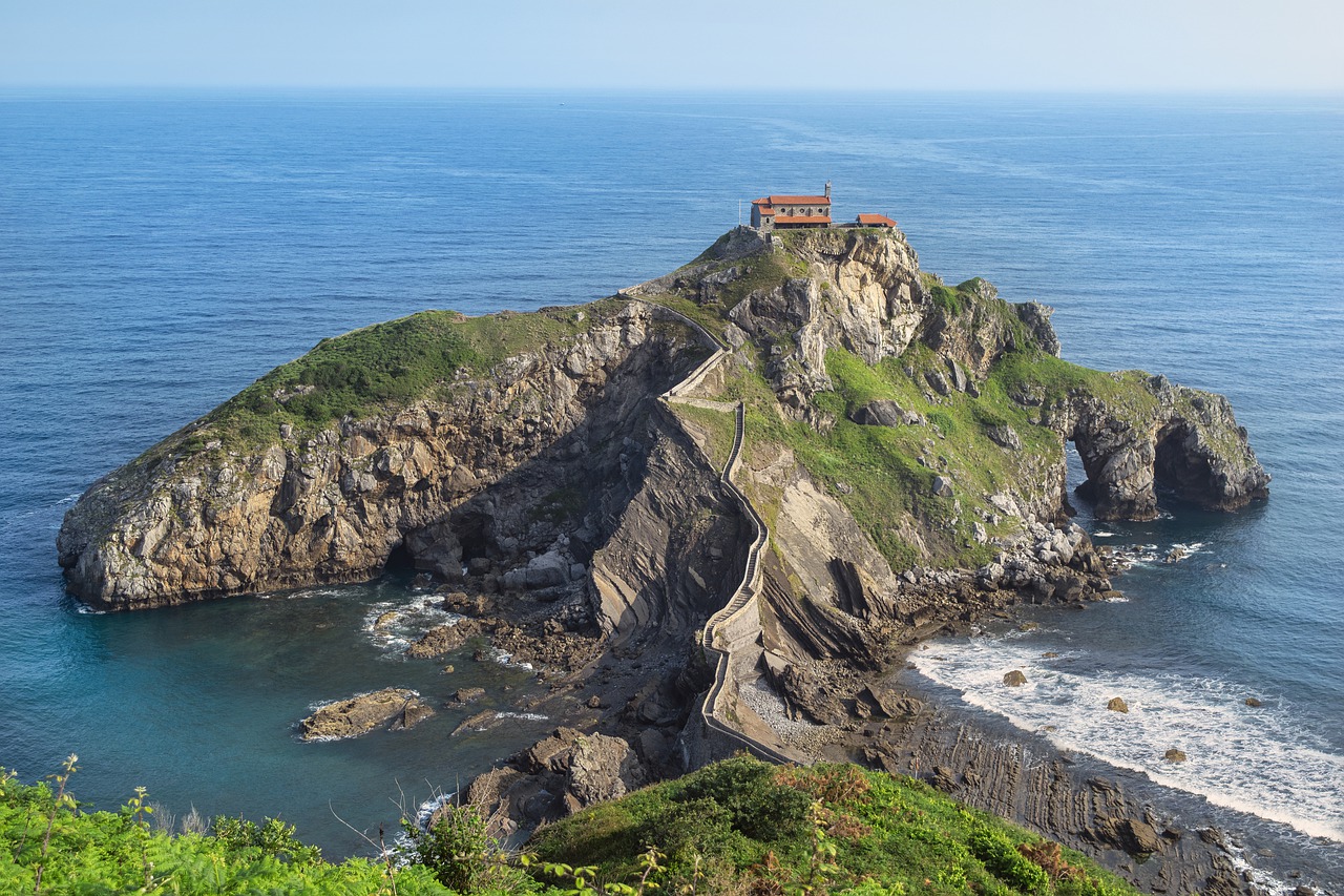 Descubre cuánto tiempo toma subir a la ermita de San Juan de Gaztelugatxe