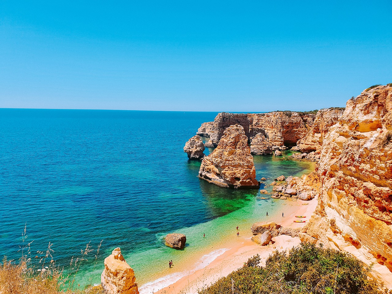 Descubre la playa de la Marinha: ¡una joya de la costa portuguesa!