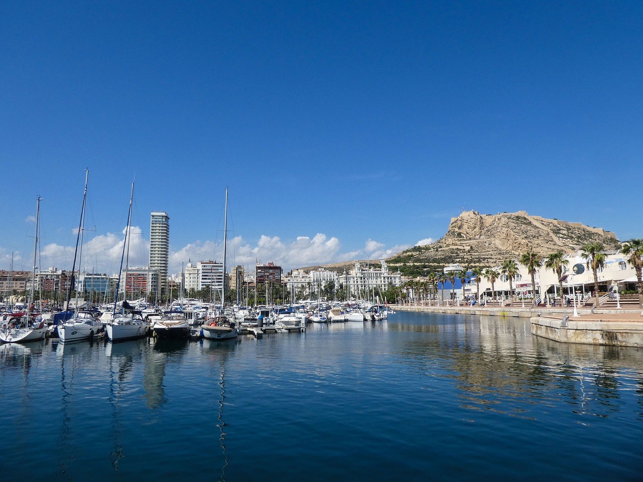 Descubriendo Las Rosas: Una Joya de la Costa Española