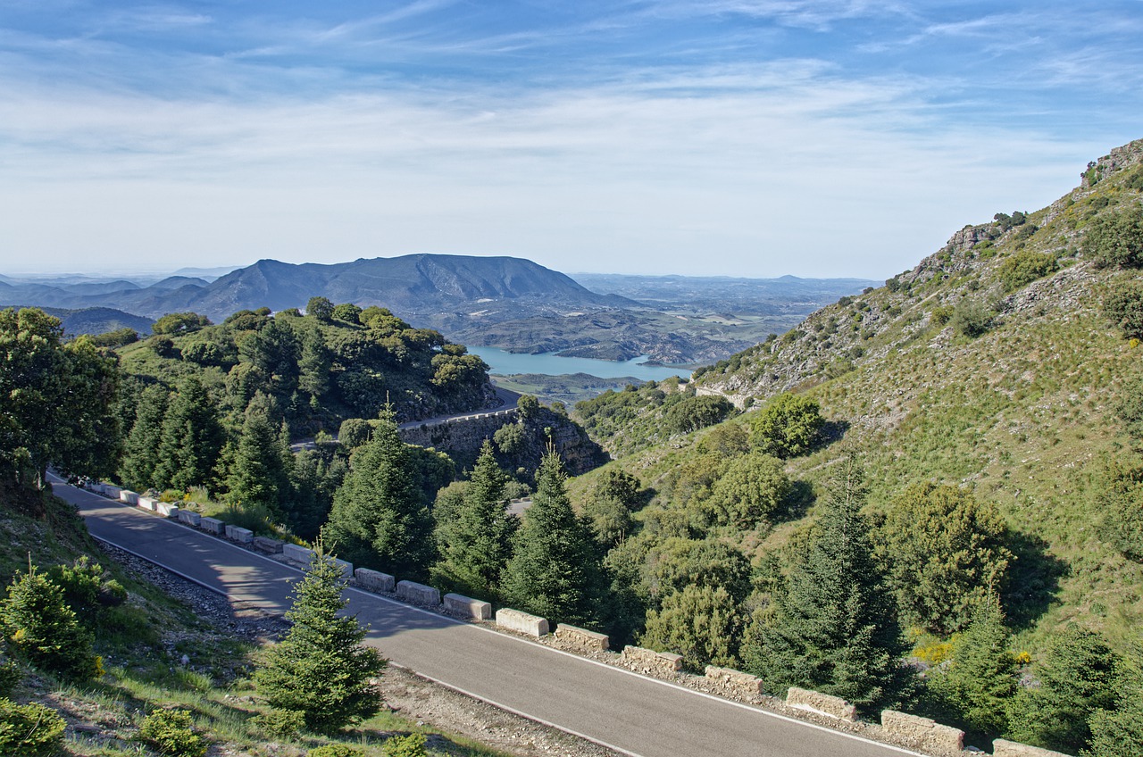 Descubre los encantos de Zahara de la Sierra: ¡una visita que no te puedes perder!
